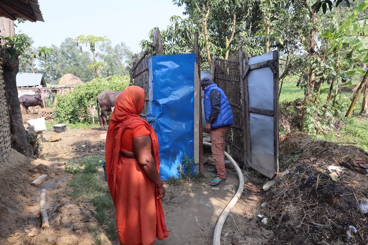 A sanitation worker uses a vacuum truck to collect faecal sludge from a hard-to-reach area. Image: PT Lopchan.