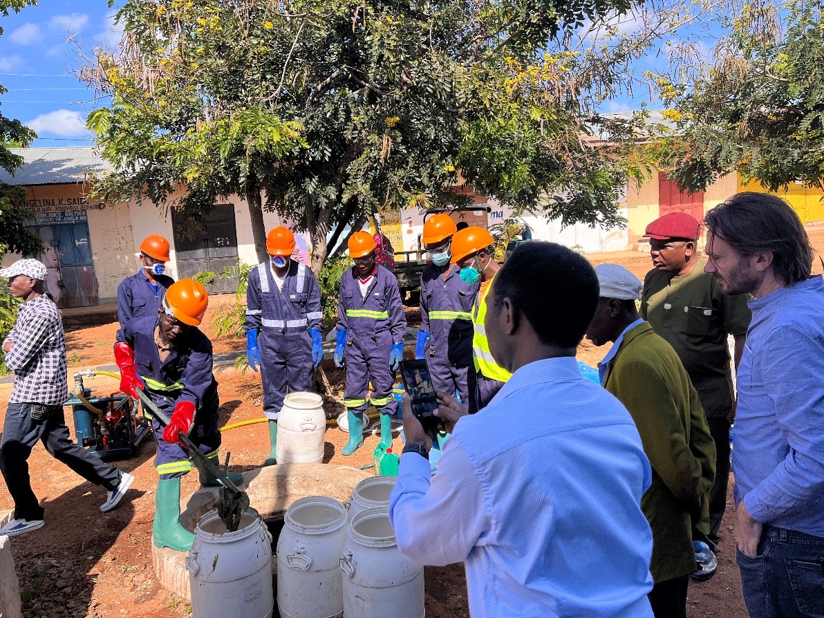 Emptying demonstration at a learning event by members of Watu Kazi and other groups. Image: SNV/Truevision