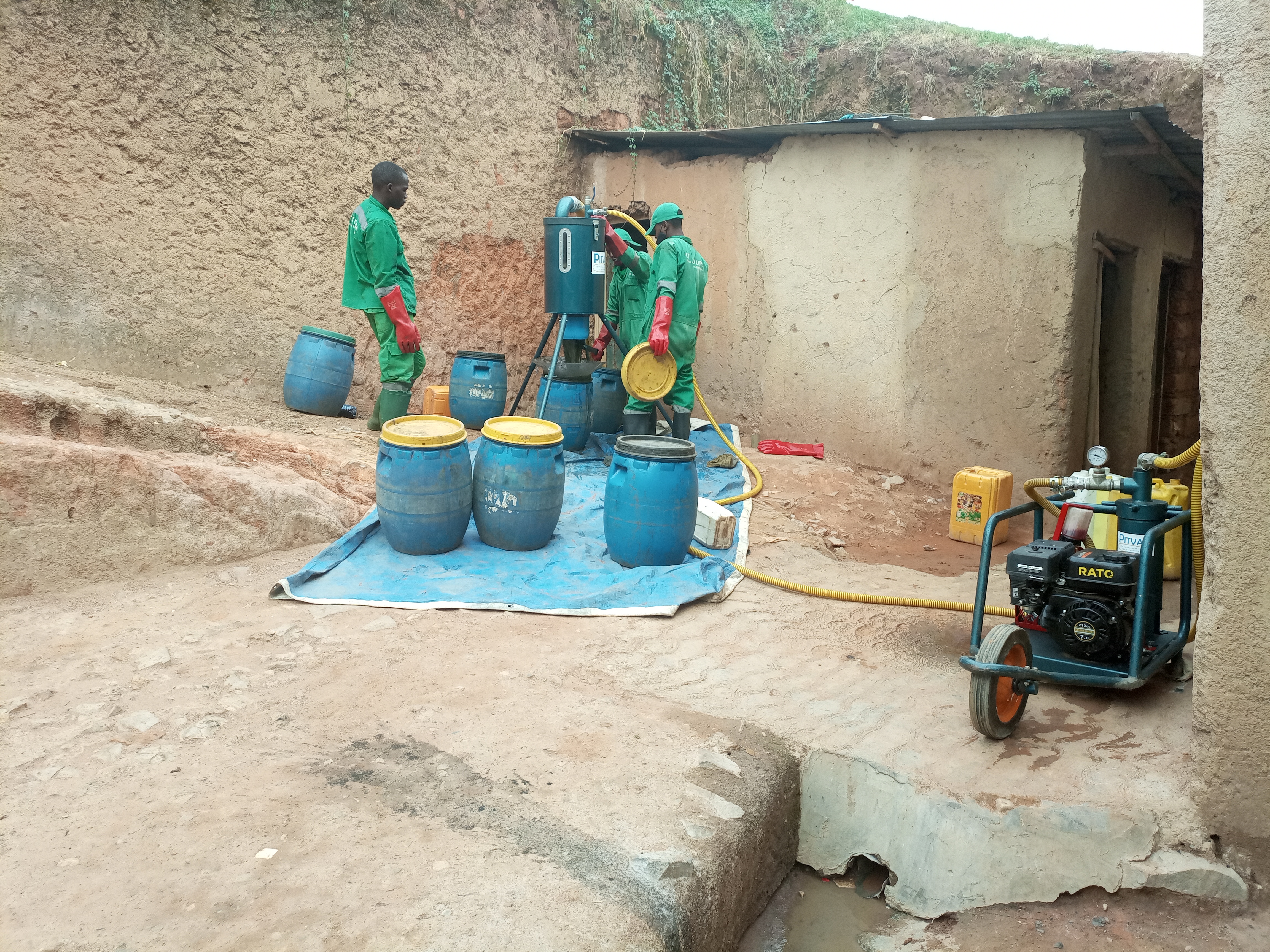 Pit emptiers using portable vacuum pumps in hard-to-reach areas in Rwanda (© Pit Vidura)