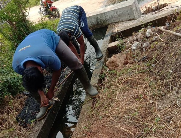 Manual cleaning of drains in peri-urban Karnataka. Credit: Thamate